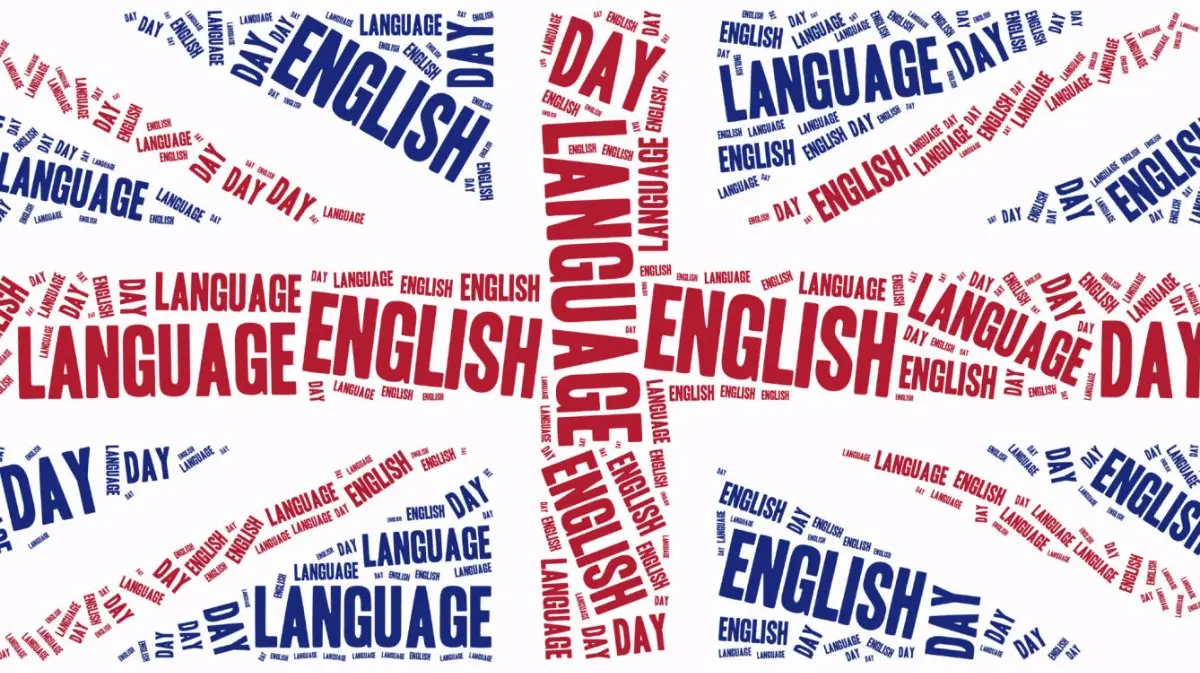 یک کتاب درسی زبان انگلیسی با دفتر و قلم روی میز