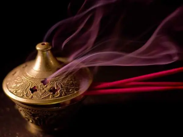 نمونه‌ای از عودهای سنتی با بوی طبیعی و مواد گیاهی