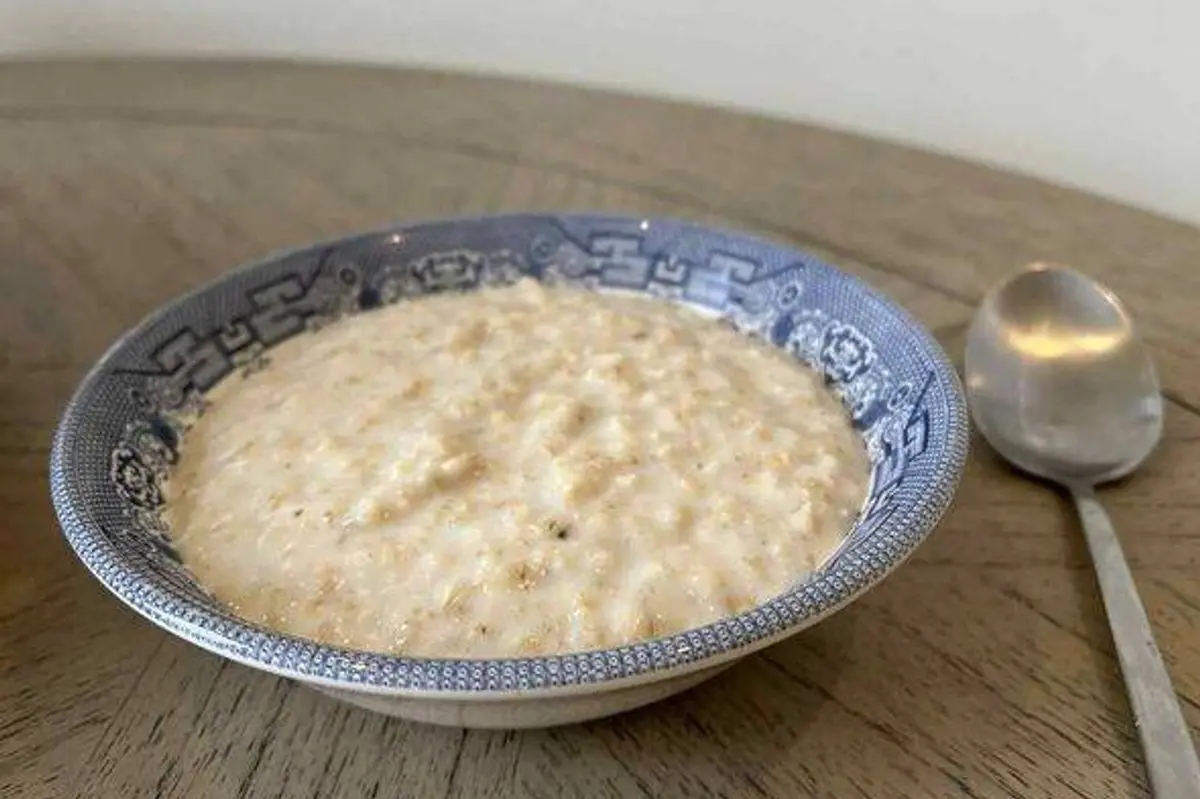 ارده در کاسه با قاشق و مواد افزودنی