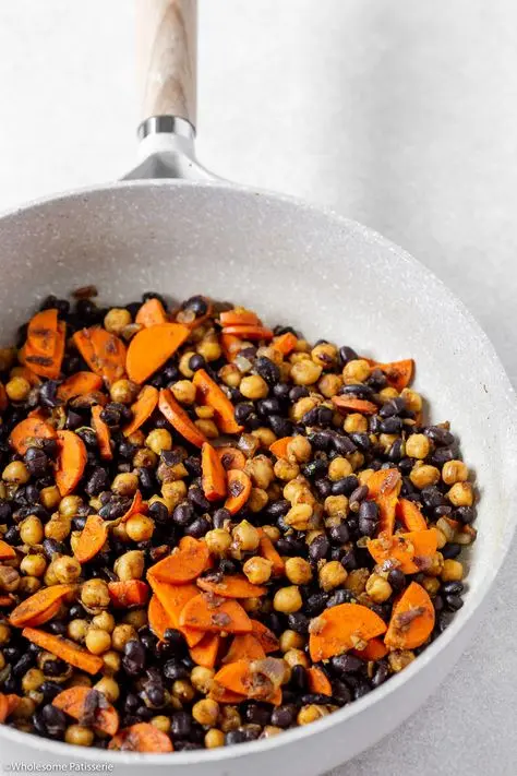 مواد اولیه برای پخت نخود سیاه شامل گوشت، پیاز، سیر و ادویه