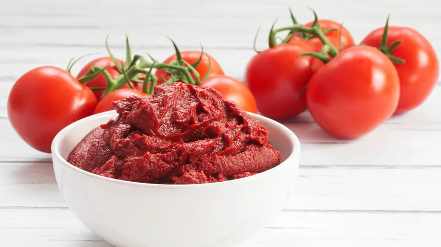 رب گوجه فرنگی طبیعی در ظرف شیشه‌ای