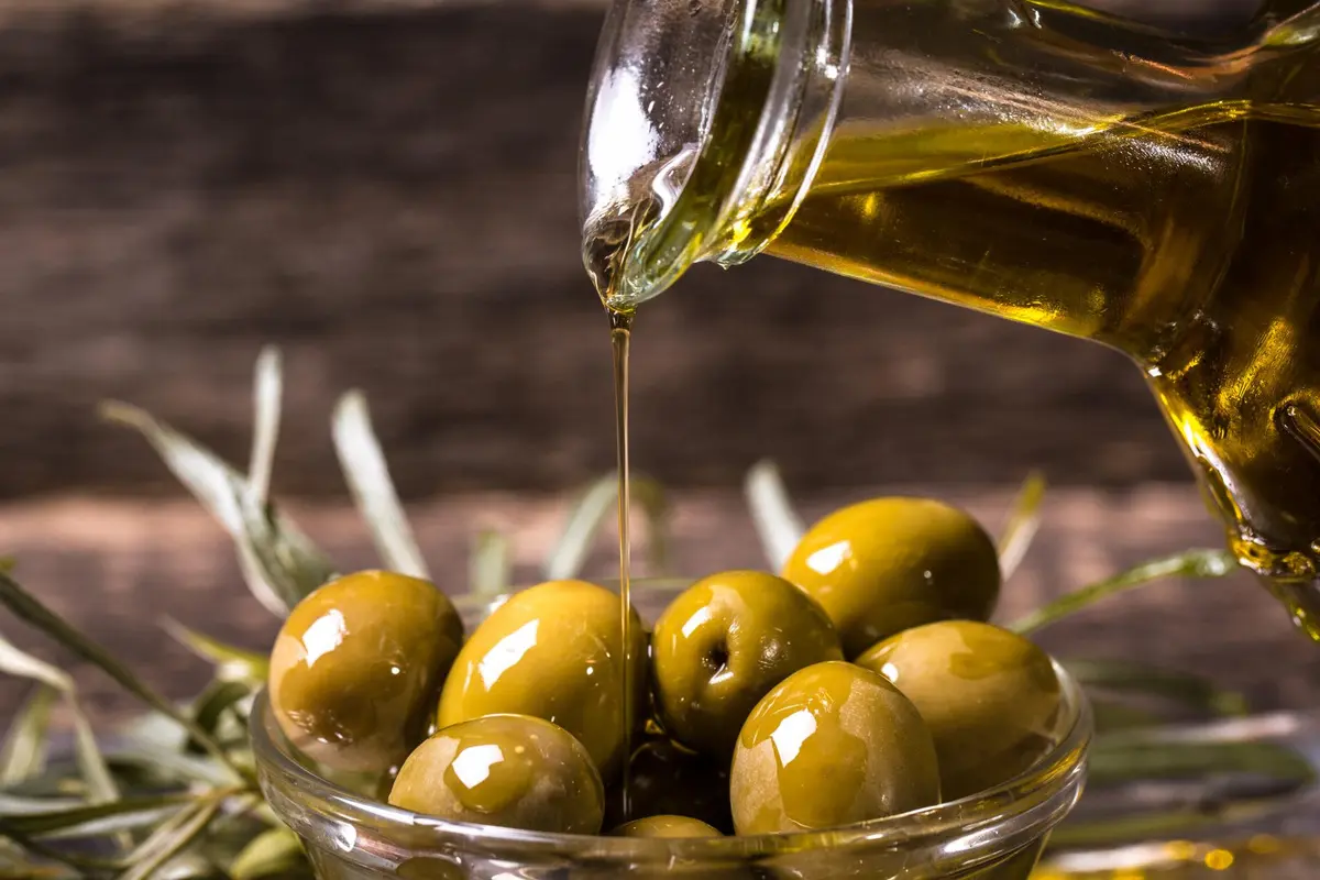بوتلی از روغن زیتون فرش با برچسب و کیفیت بالا