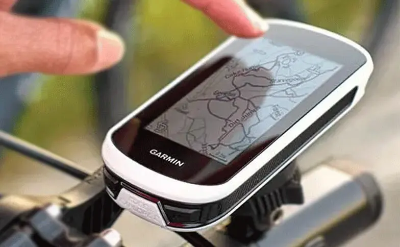 دوچرخهسوار حرفهای در حال استفاده از GPS برای ردیابی مسیر