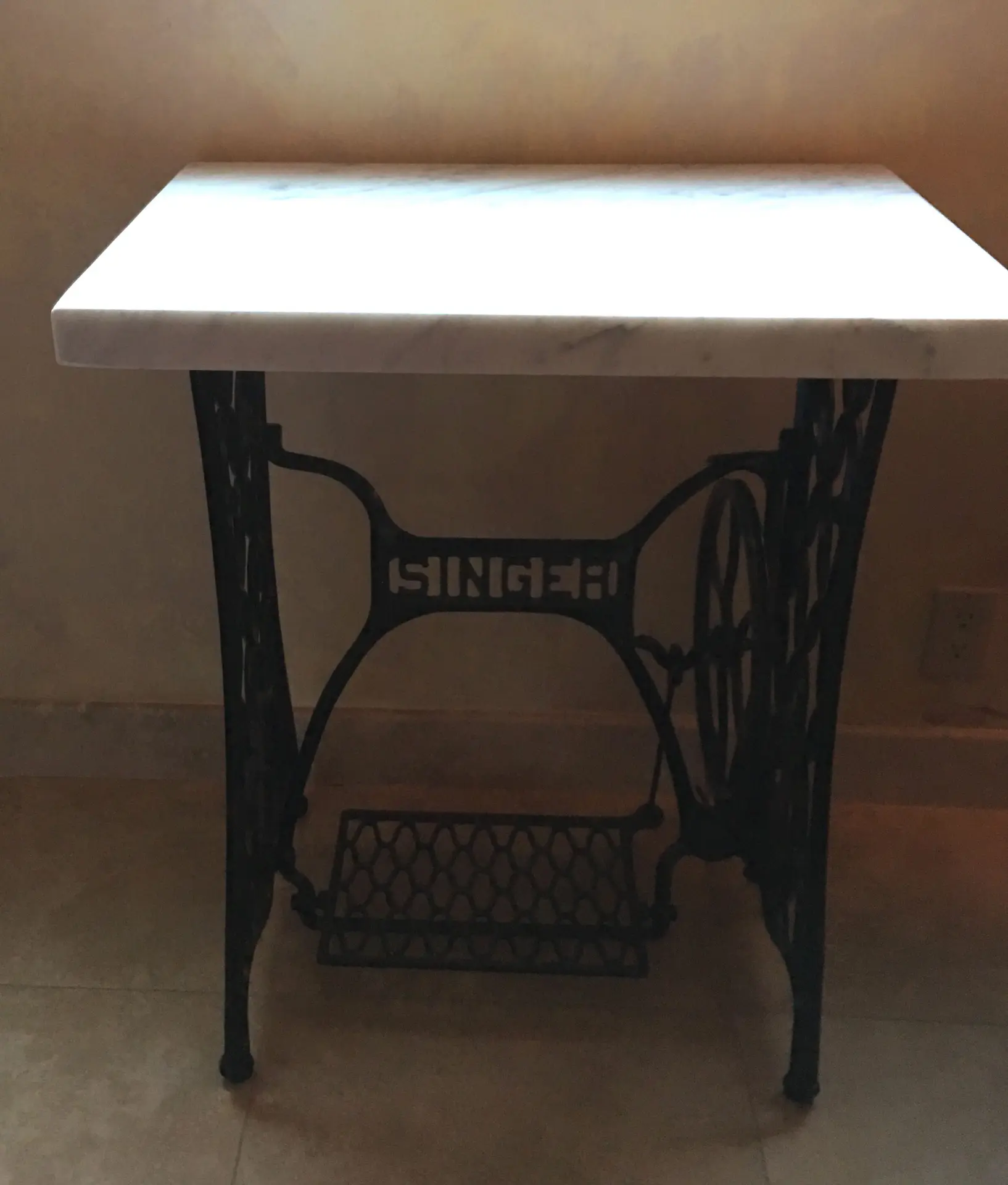 نمونه پایه چرخ خیاطی ثابت با طراحی ساده و فلزی