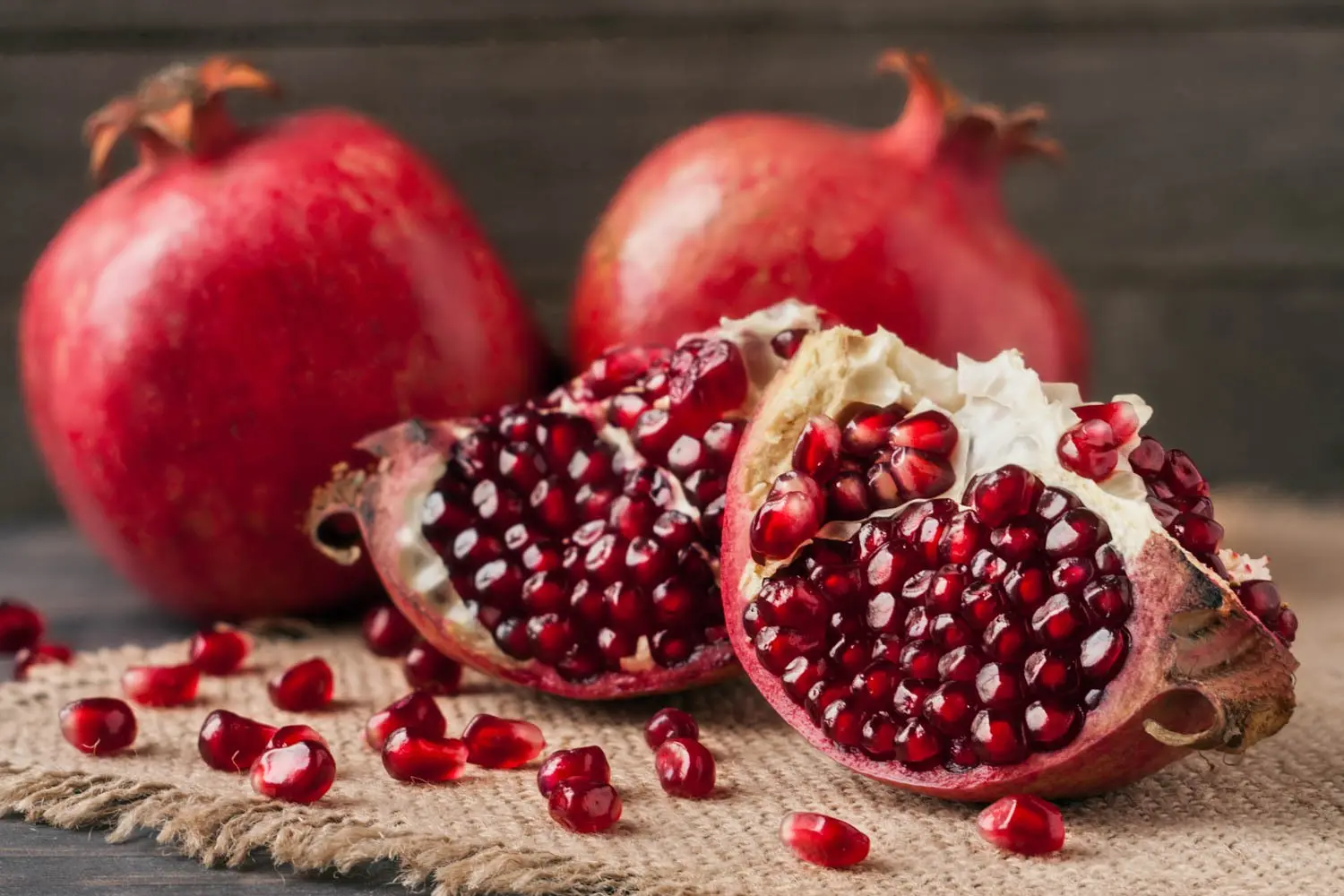 خرمالوهای تازه و پخته شده در یخچال