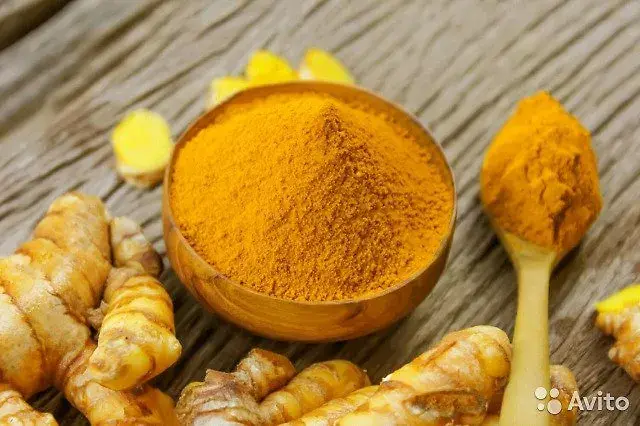 کیفیت زردچوبه طبیعی و خشک شده در یک ظرف شیشهای