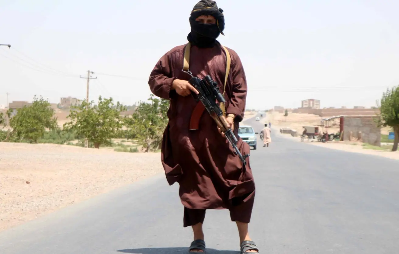 دانش‌آموزان در کلاس درس با تجهیزات مدرن