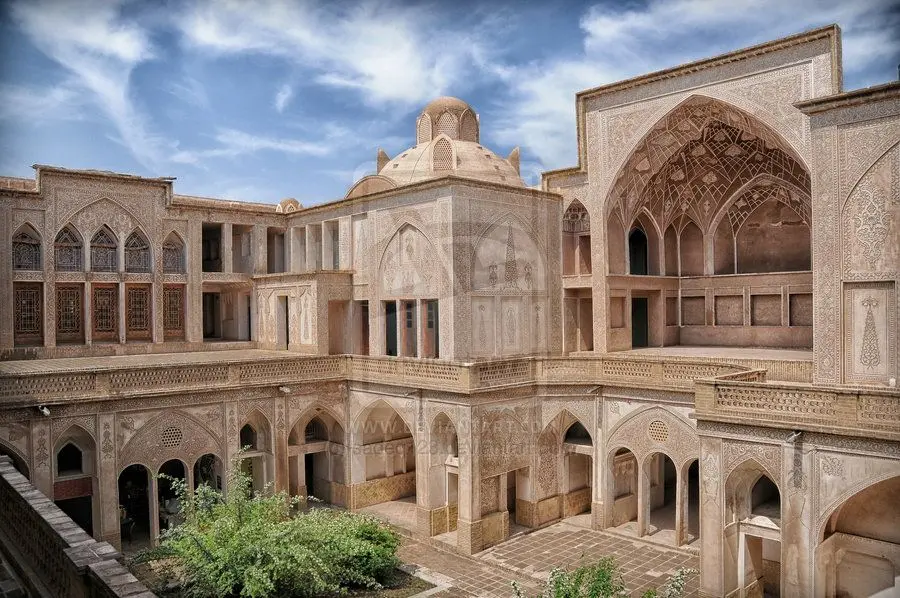 معماری ایرانی چه ویژگی‌هایی دارد؟ از خانه‌های سنتی تا ساختمان‌های امروزی؛ یک راهنمای کامل برای تصمیم بهتر