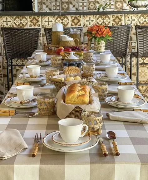 مثالی از میز صبحانه خوری مدرن با طراحی ساده و خطوط تمیز