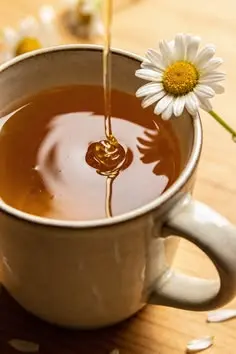 گل‌های خشک بابونه در ظرف شیشه‌ای