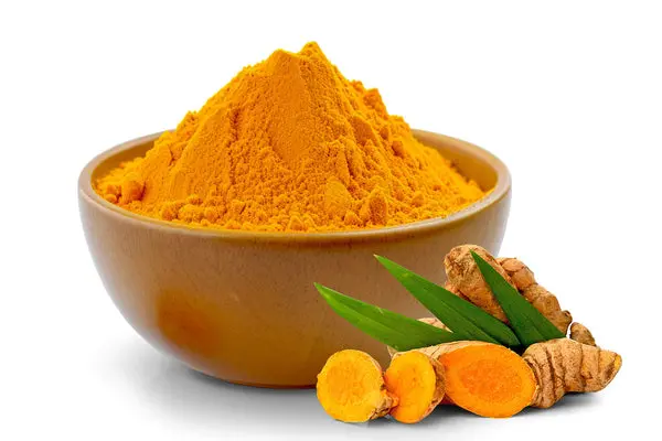 زردچوبه تازه و پودر شده در کنار یکدیگر برای مقایسه کیفیت