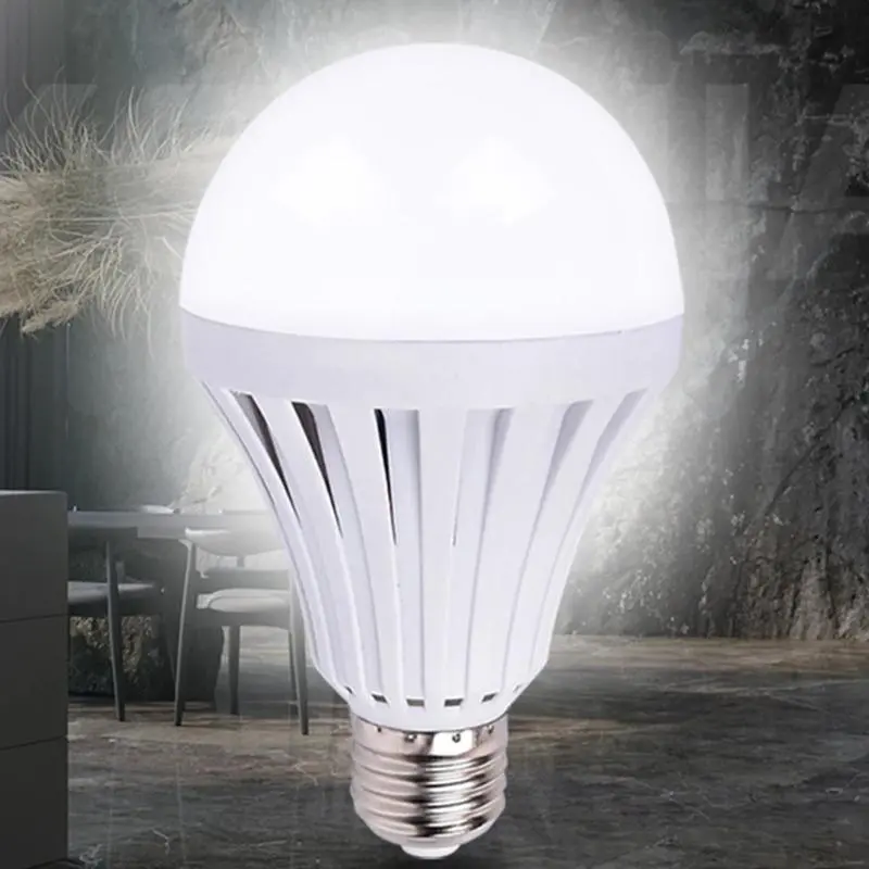 نمونهای از لامپهای LED با طراحیهای مختلف و رنگهای نور متفاوت