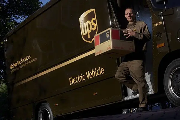 بررسی برچسبهای فنی یک UPS برای تعیین مشخصات فنی مانند ظرفیت و نوع باتری