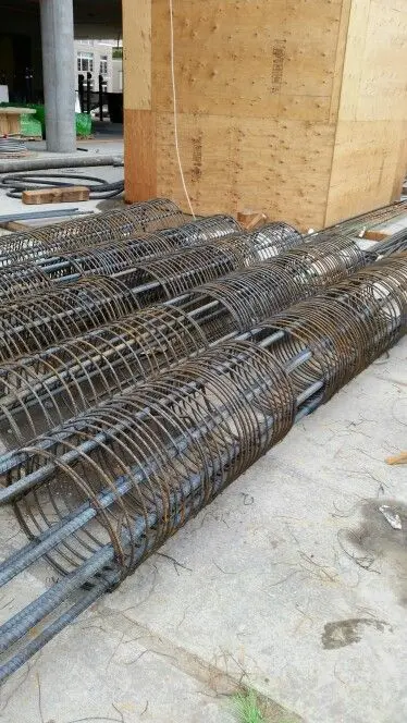 آرماتوربندی یک ستون با میلگردهای اصلی و فرعی و سیم آرماتوربندی