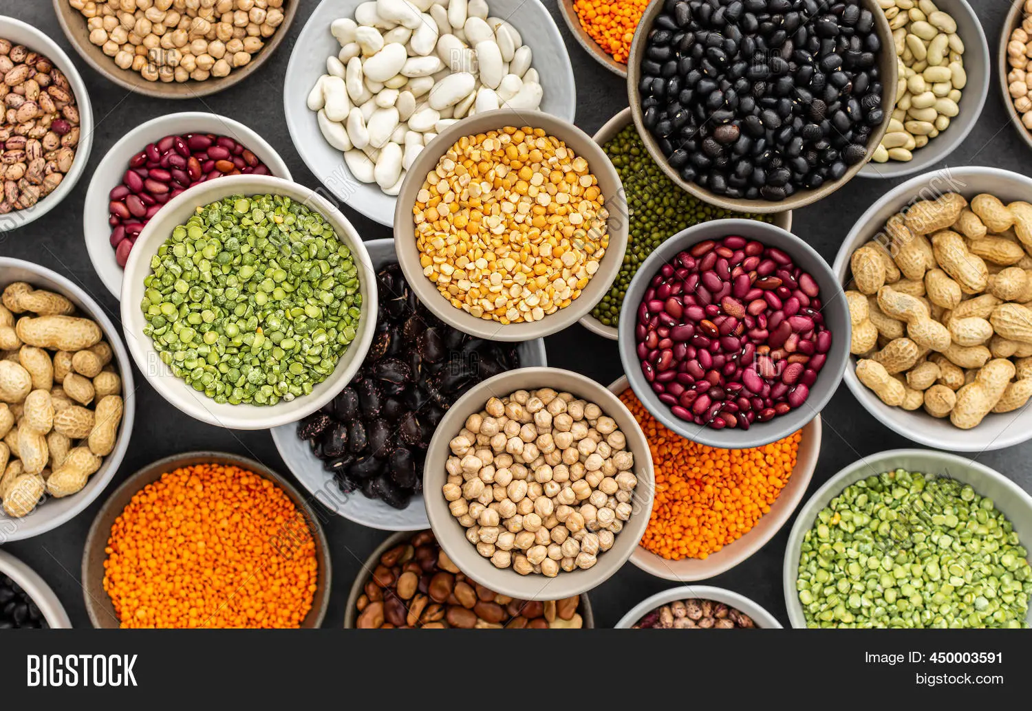 حبوبات بسته‌بندی‌شده در ظروف مختلف برای استفاده آسان