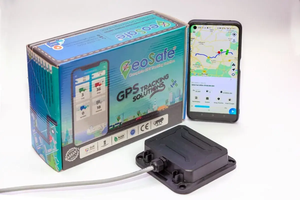 دستگاه ردیاب GPS برای خودرو با نمایشگر بزرگ و دکمه‌های فیزیکی