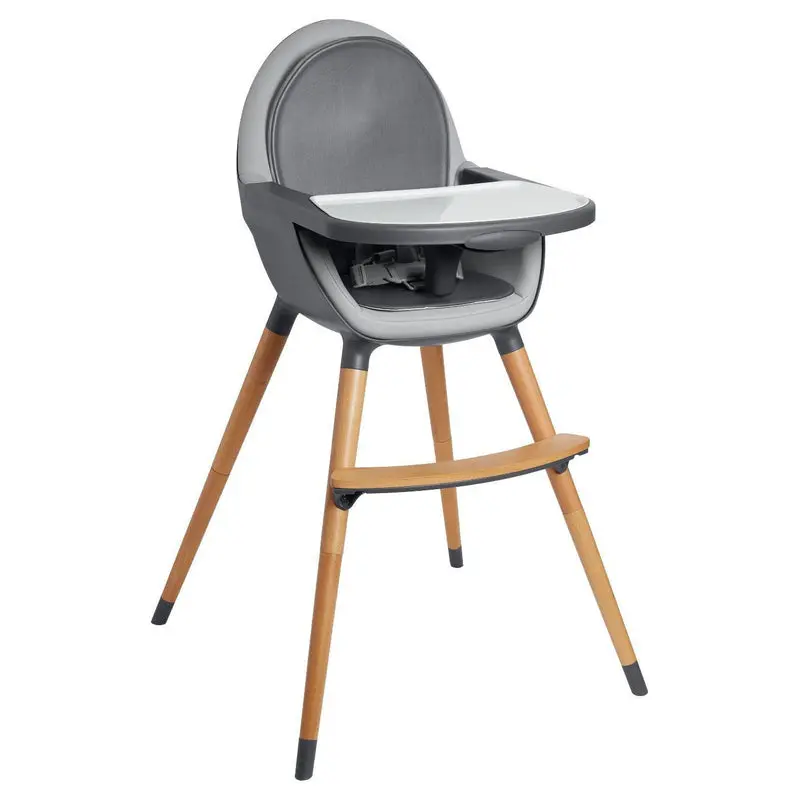 کودک در صندلی غذا با کمربند ایمنی برای امنیت بیشتر