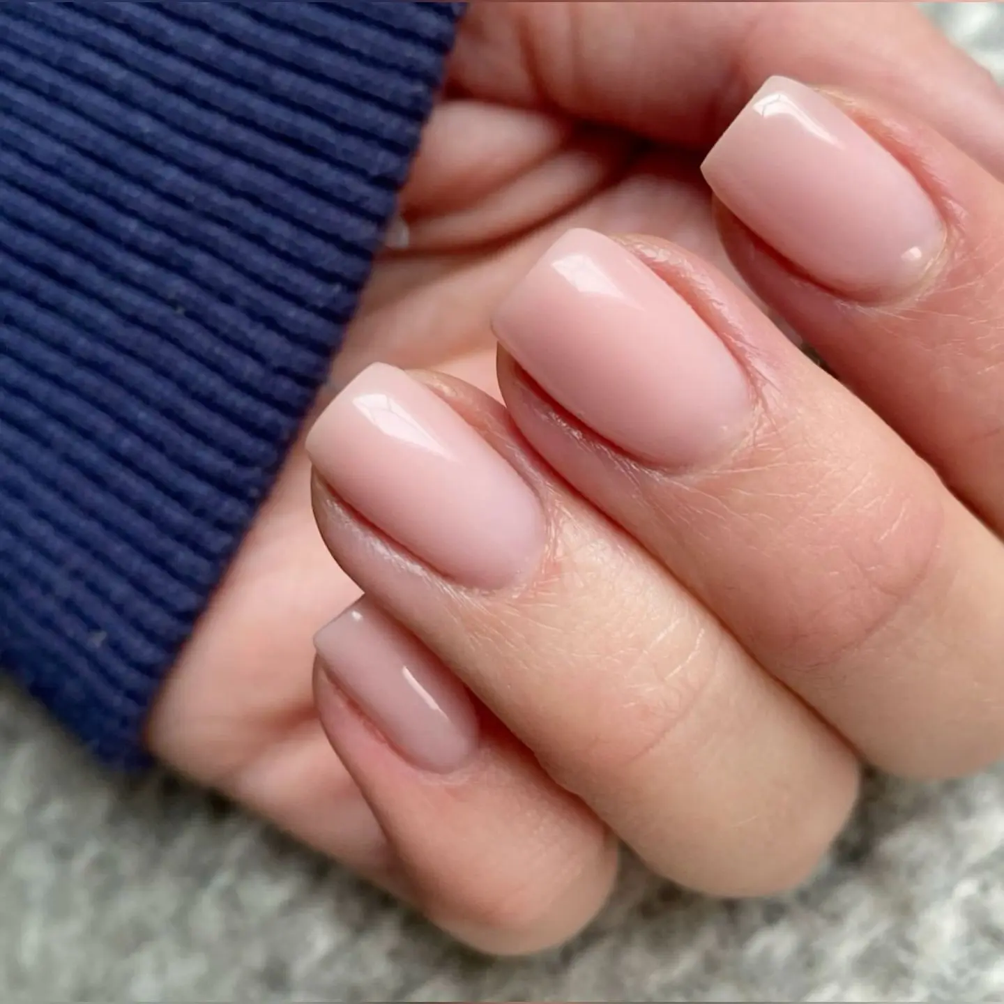 ناخن‌های طراحی شده با لاک ژل رنگی و جلای خاص