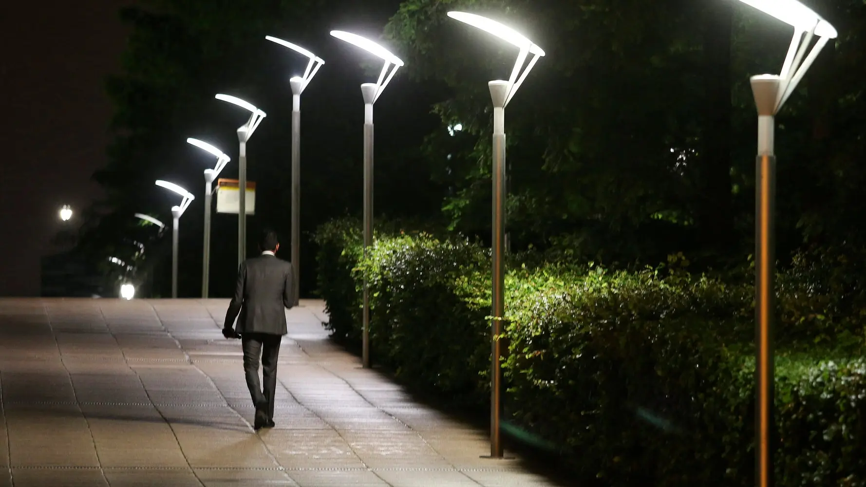 چراغ خیابانی مدرن با نور سفید خنک در خیابان اصلی شهر