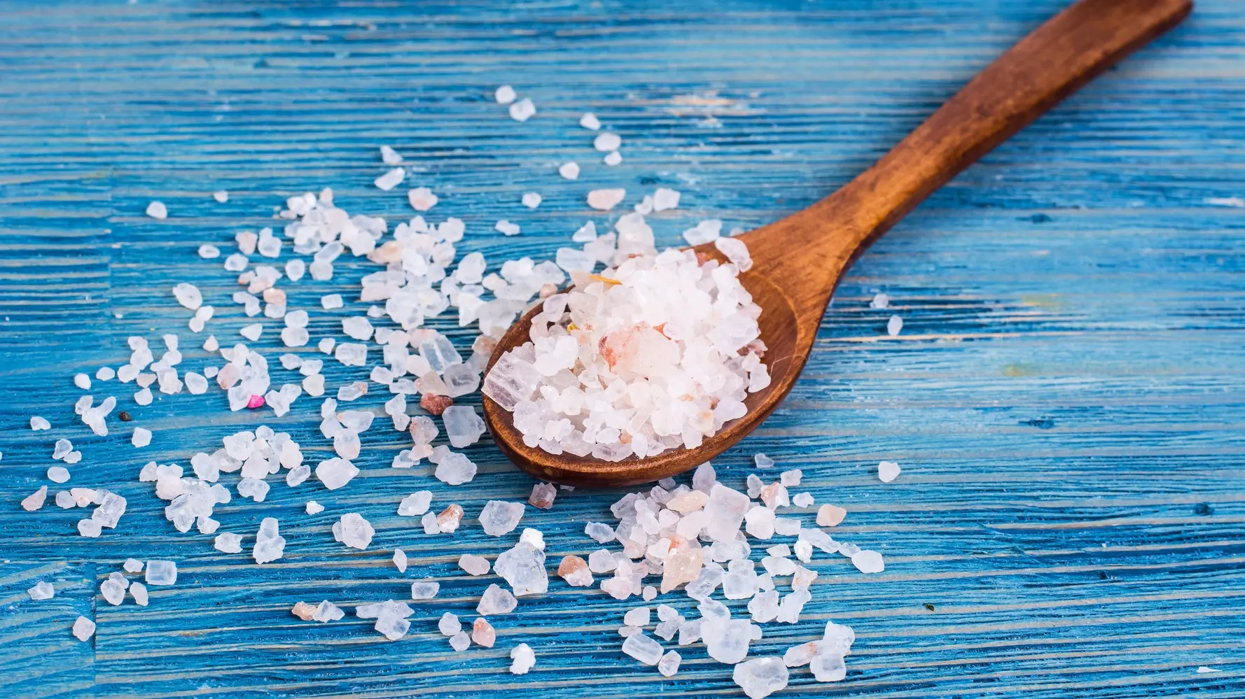 نمک دریا در ظروف مختلف با دانهبندی متفاوت