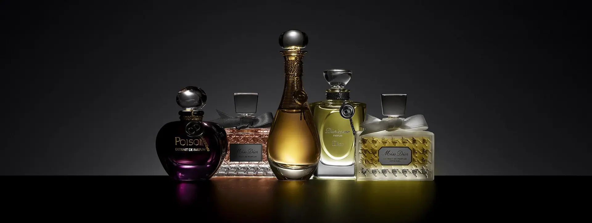 مجموعه‌ای از شیشه‌های عطر زنانه با طراحی‌های مختلف