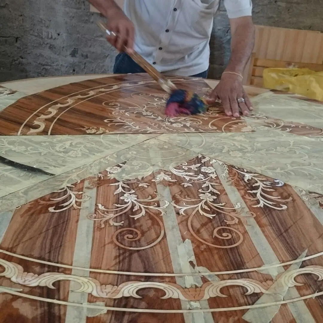 نمونهای از خاتمکاری روی سرامیک با طرحهای رنگارنگ و زیبا