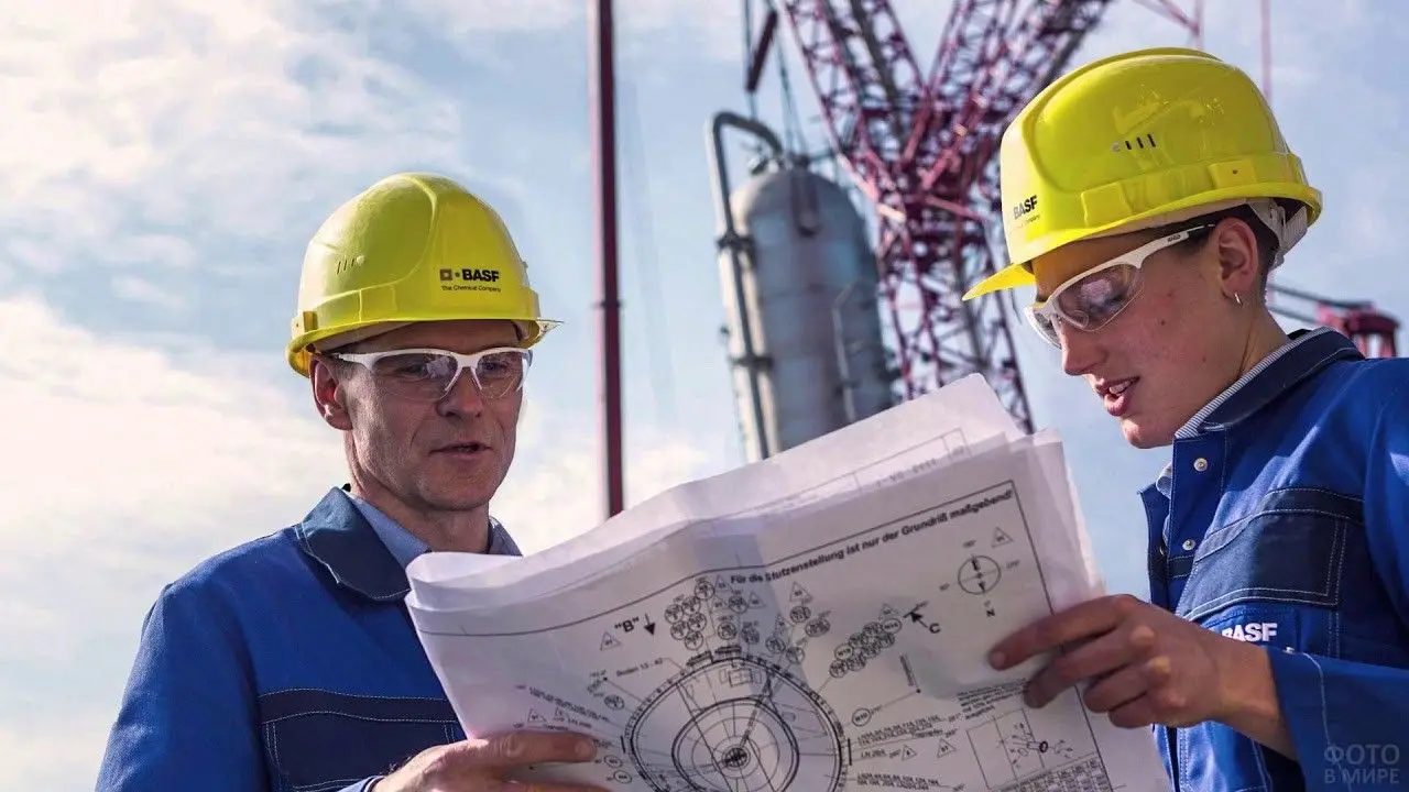 متر مهندسی دقیق با مقیاس میلیمتری برای اندازهگیری دقیق ابعاد