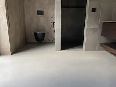کف آشپزخانه با پوشش میکروسمنت و ظاهر یکپارچه و مدرن