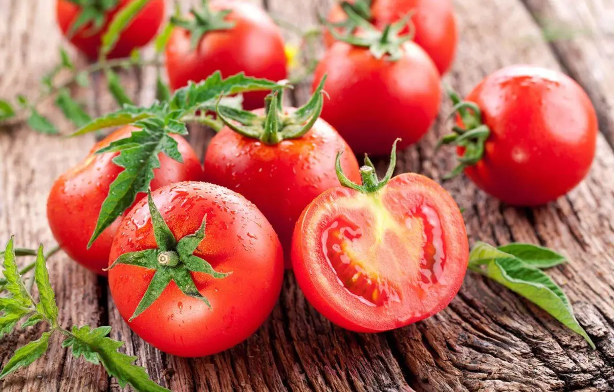 گوجه فرنگیهای تازه در یک سبد چوبی