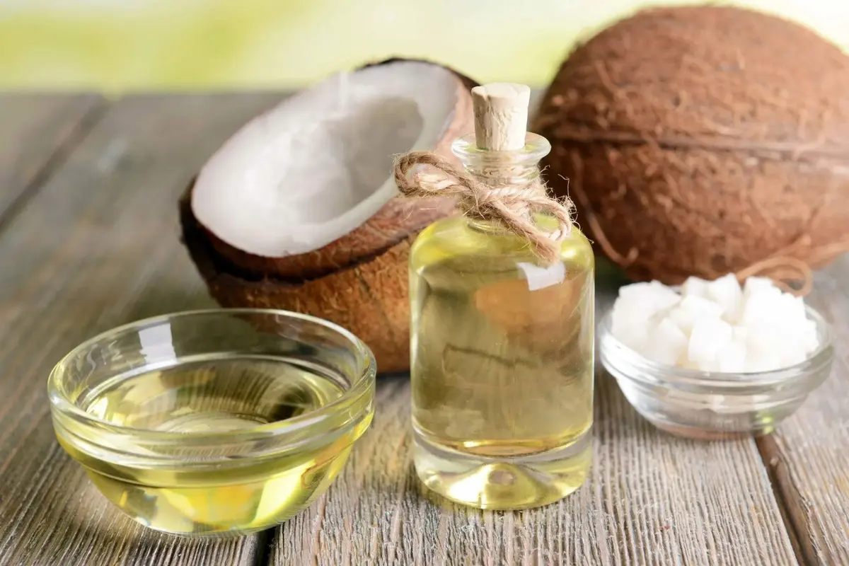 روغن نارگیل در ظروف مختلف برای استفاده در آشپزی و سلامتی