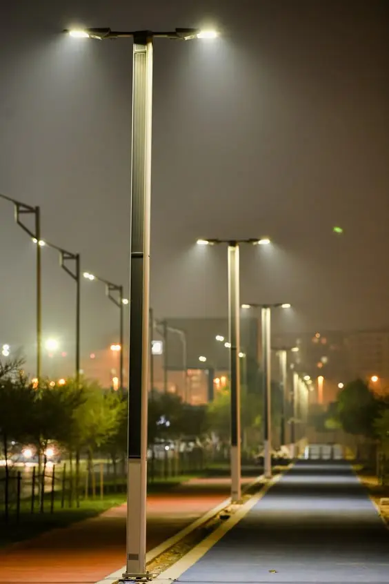 چراغ خیابانی LED با طراحی مدرن و نور سفید خنک در شب