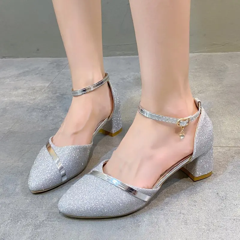 نمونه‌ای از کفش لوافری با طراحی ساده و کلاسیک