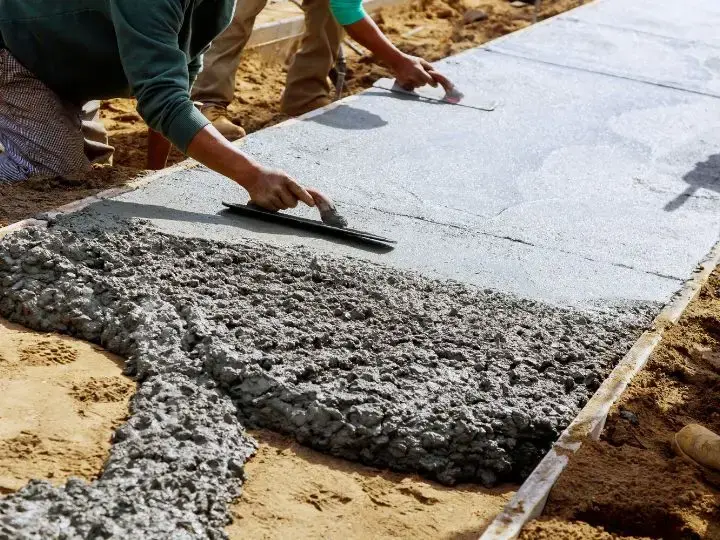 کارگران در حال نصب کانکس اداری در یک پروژه ساختمانی