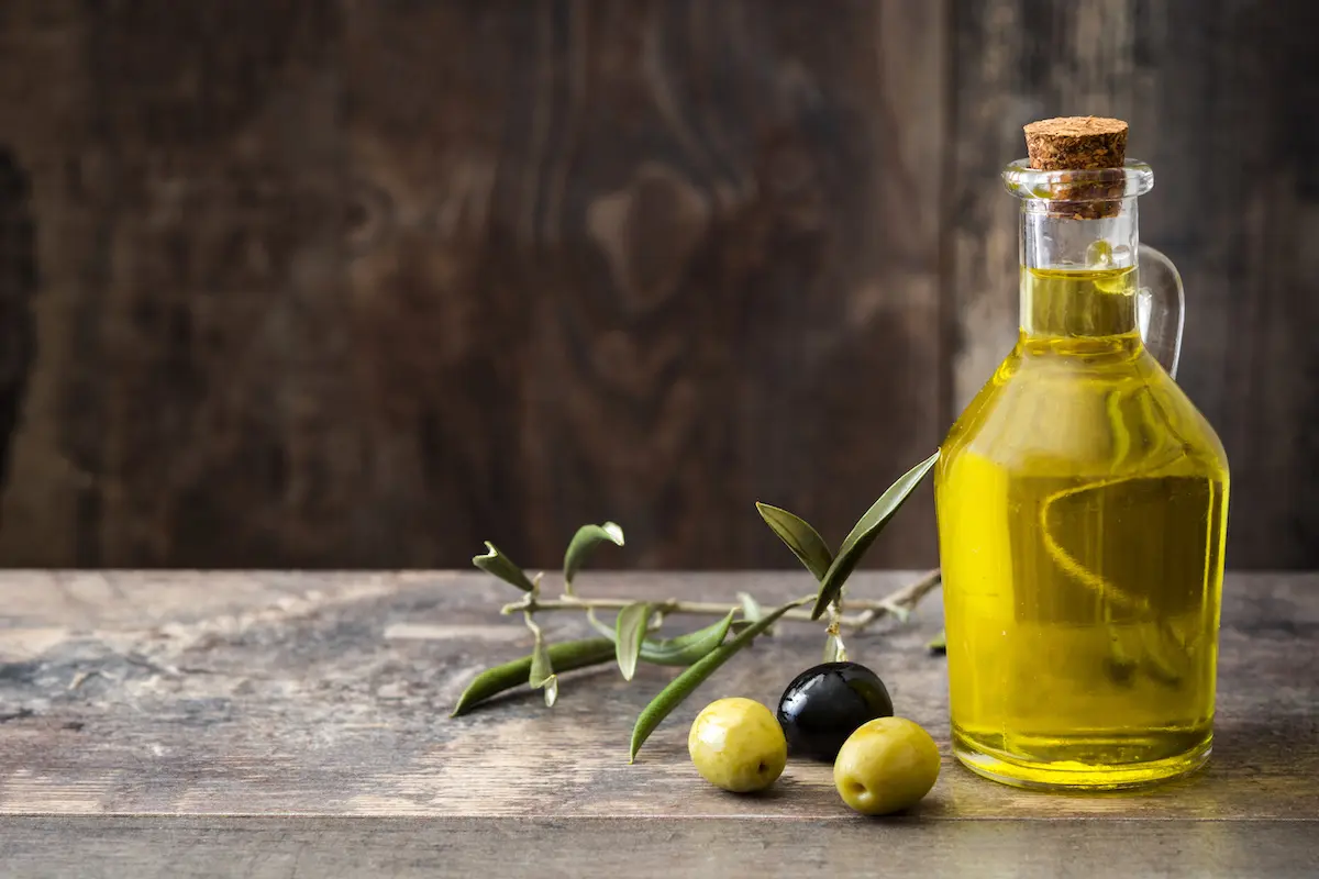 دو نوع آبغوره سنتی و صنعتی در کنار یکدیگر