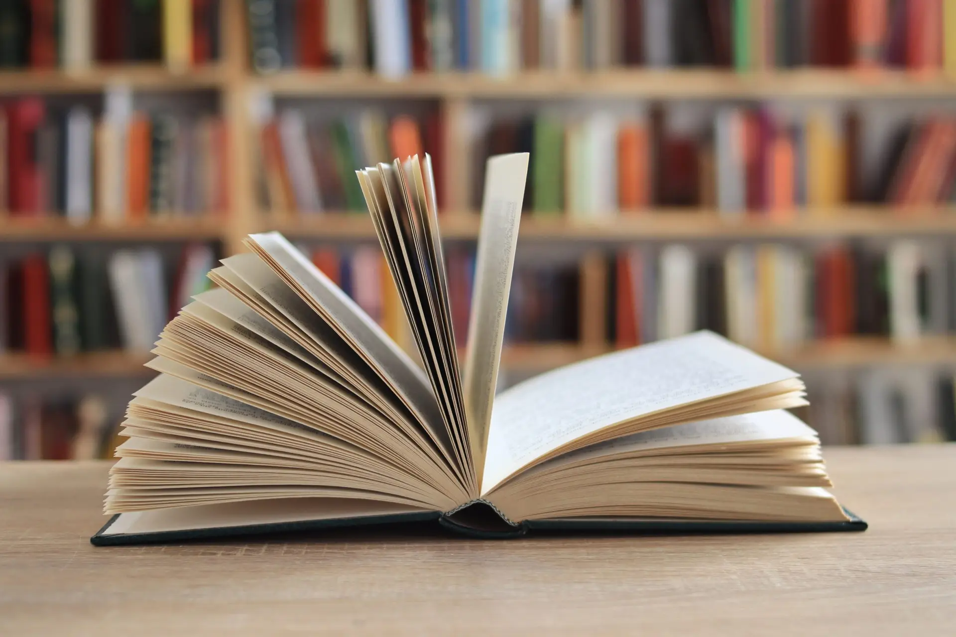 کتاب دانشگاهی با طراحی مدرن و رنگی