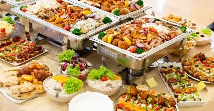 بوفه سرویسدهی شده در یک رویداد با دکوراسیون زیبا