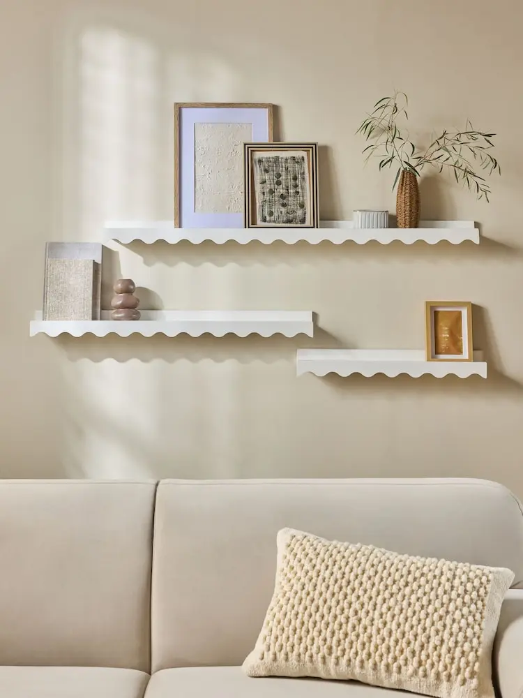 کتابخانه دیواری شیشهای با طراحی مدرن و نمایش کتابهای مختلف