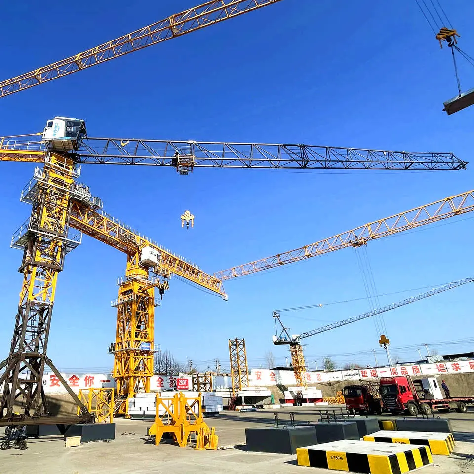 یک تاور کرین در حال انتقال مصالح به یک ساختمان بلند در مرحله ساخت