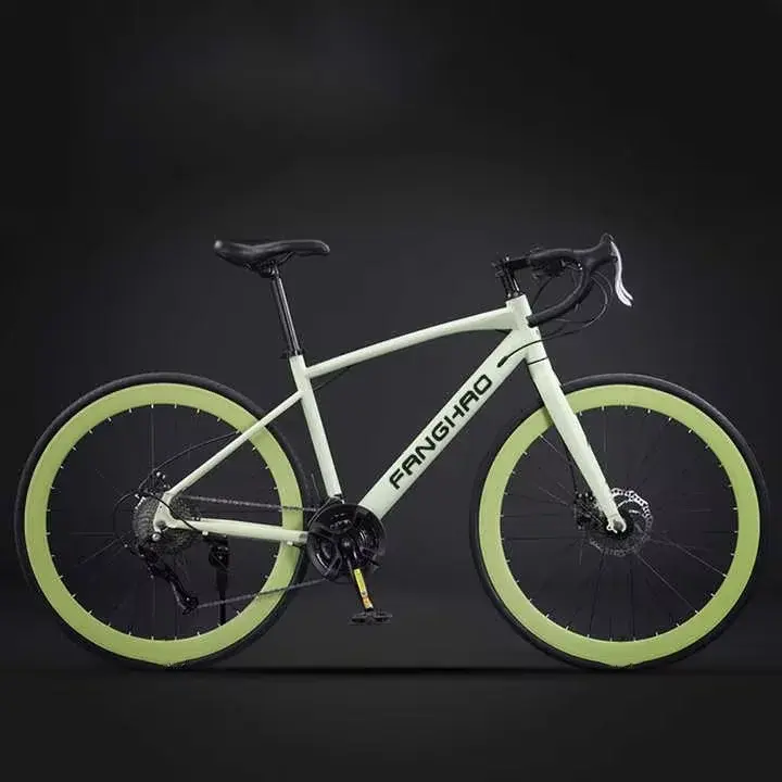 دوچرخهسوار حرفهای در حال تست دوچرخه جاده در مسیر کوهستانی