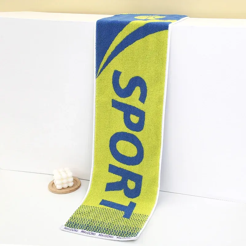 دو حوله بامبو و ابریشم در کنار یکدیگر با بافت و رنگ متفاوت