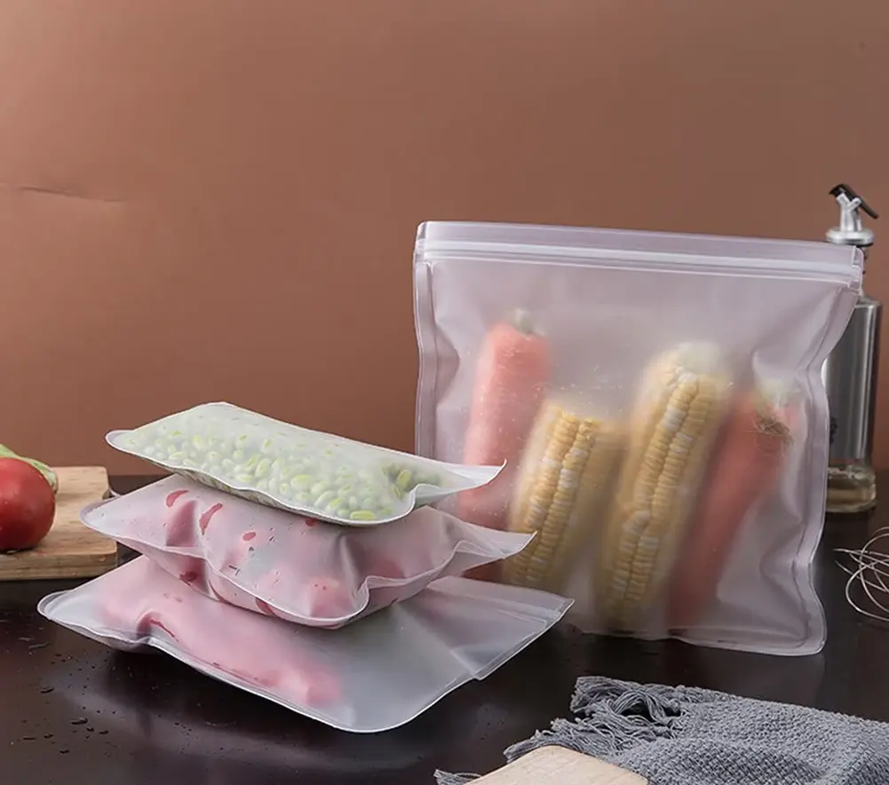 کیسه فریزر با طراحی مدرن و مواد غذایی داخل آن