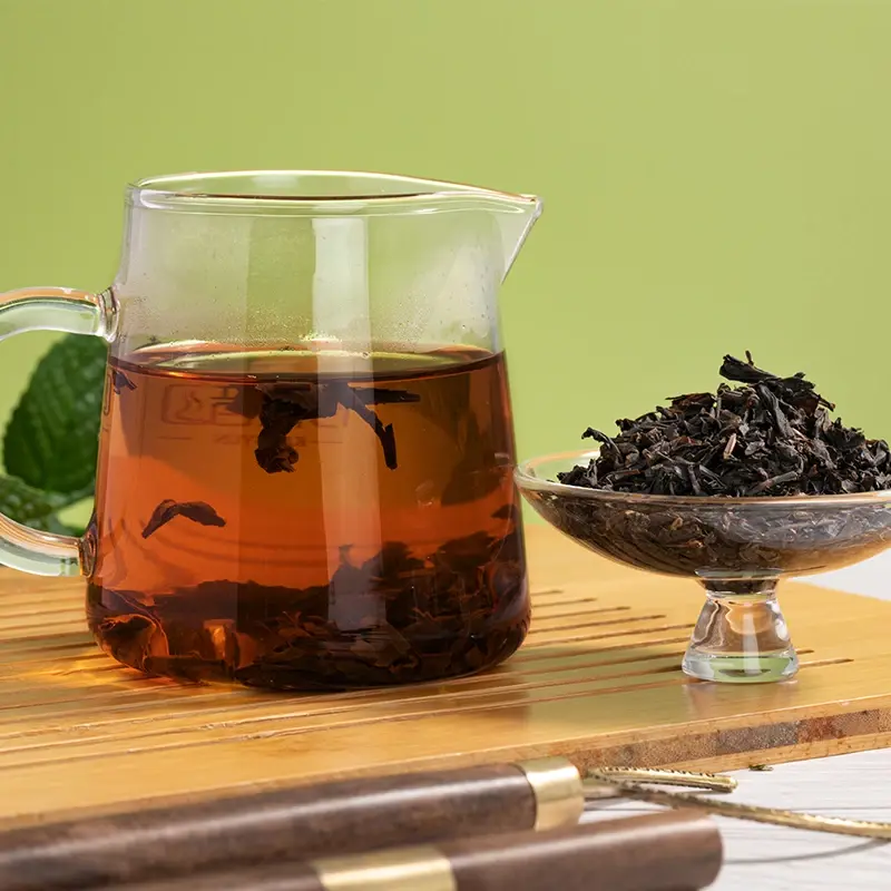 چای سیاه با کیفیت بالا و طعم دلپذیر در فنجان سرامیکی