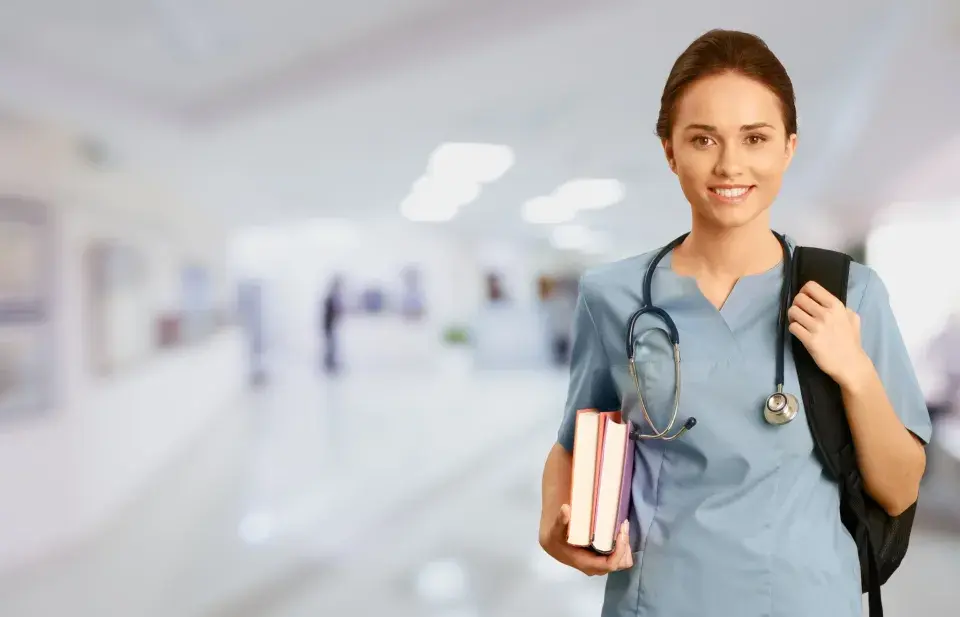 پرستار در حال ارائه خدمات مراقبت در منزل به بیمار