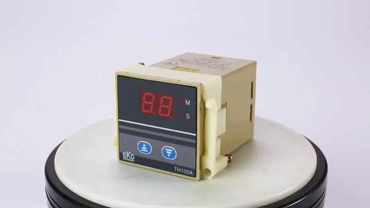 نمونه تابلو برق صنعتی با تایمر و قطعات الکتریکی مختلف