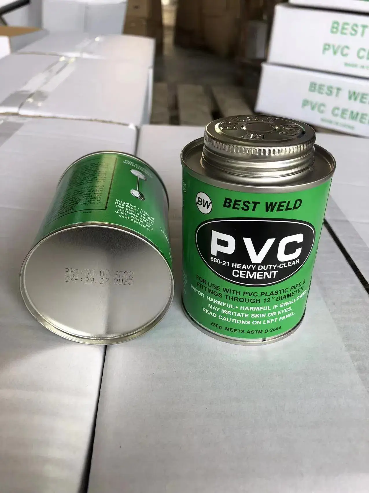 اتصال لولههای PVC با چسب سیمان لولهکشی برای جوشکاری بهتر