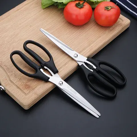 قیچی آشپزخانه با طراحی مدرن و لبههای تیز برای برش مواد غذایی