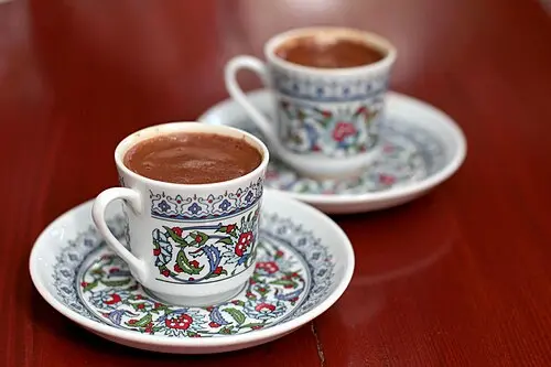دو فنجان قهوه ترک سنتی با کف قهوه سفید و ظریف