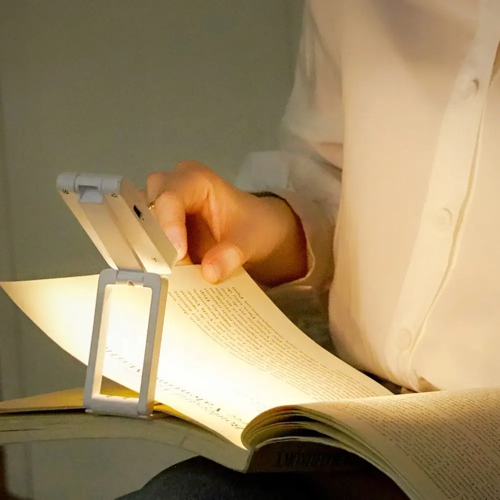 نمونهای از کتابخوان با نور LED قابل شارژ برای استفاده در محیطهای تاریک