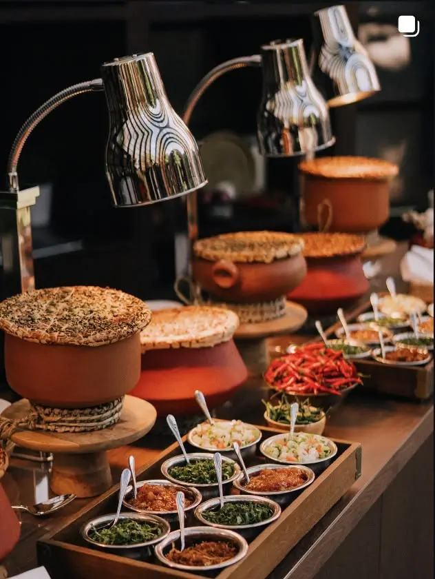 نمونه‌ای از بوفه سنتی با دکوراسیون گرم و خانگی