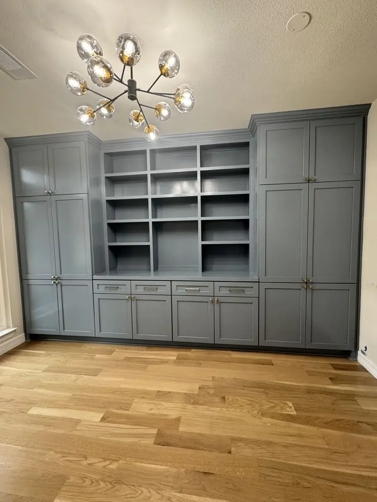 کابینتهای مدرن با طراحی یکپارچه و سطح صاف، نمونهای از کاربردهای مختلف کابینت MDF در دکوراسیون داخلی
